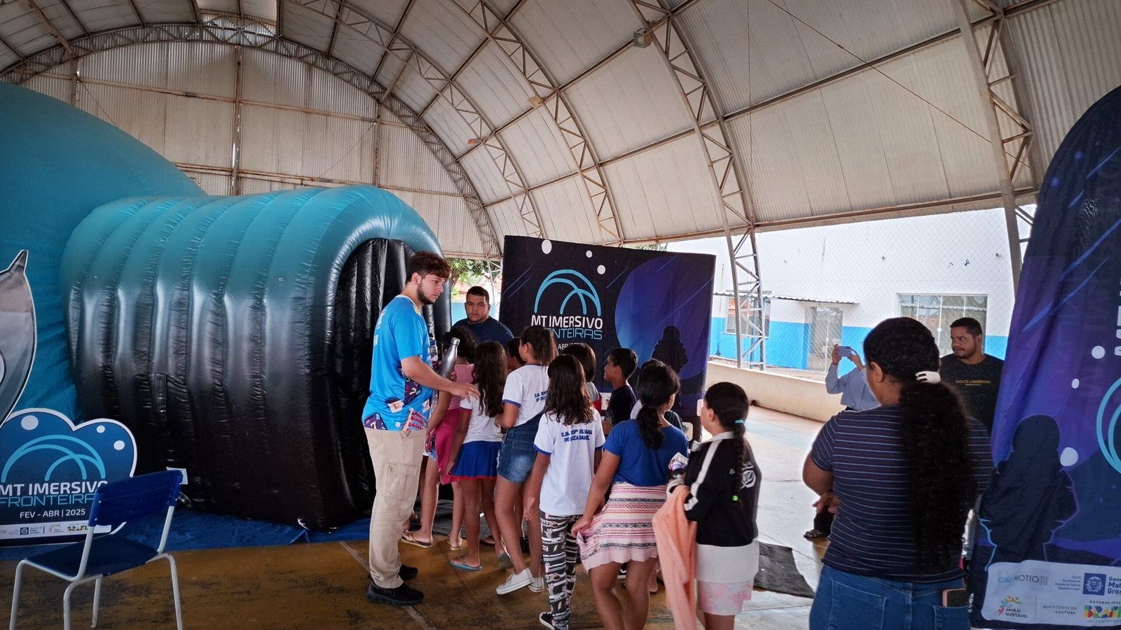 Projeto leva planetário inflável e cinema 360° para 2,2 mil alunos de Várzea Grande