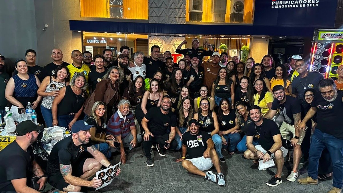 Apoiadores de Beto Dois a Um promovem adesivaço à meia-noite em vários municípios de Mato Grosso
