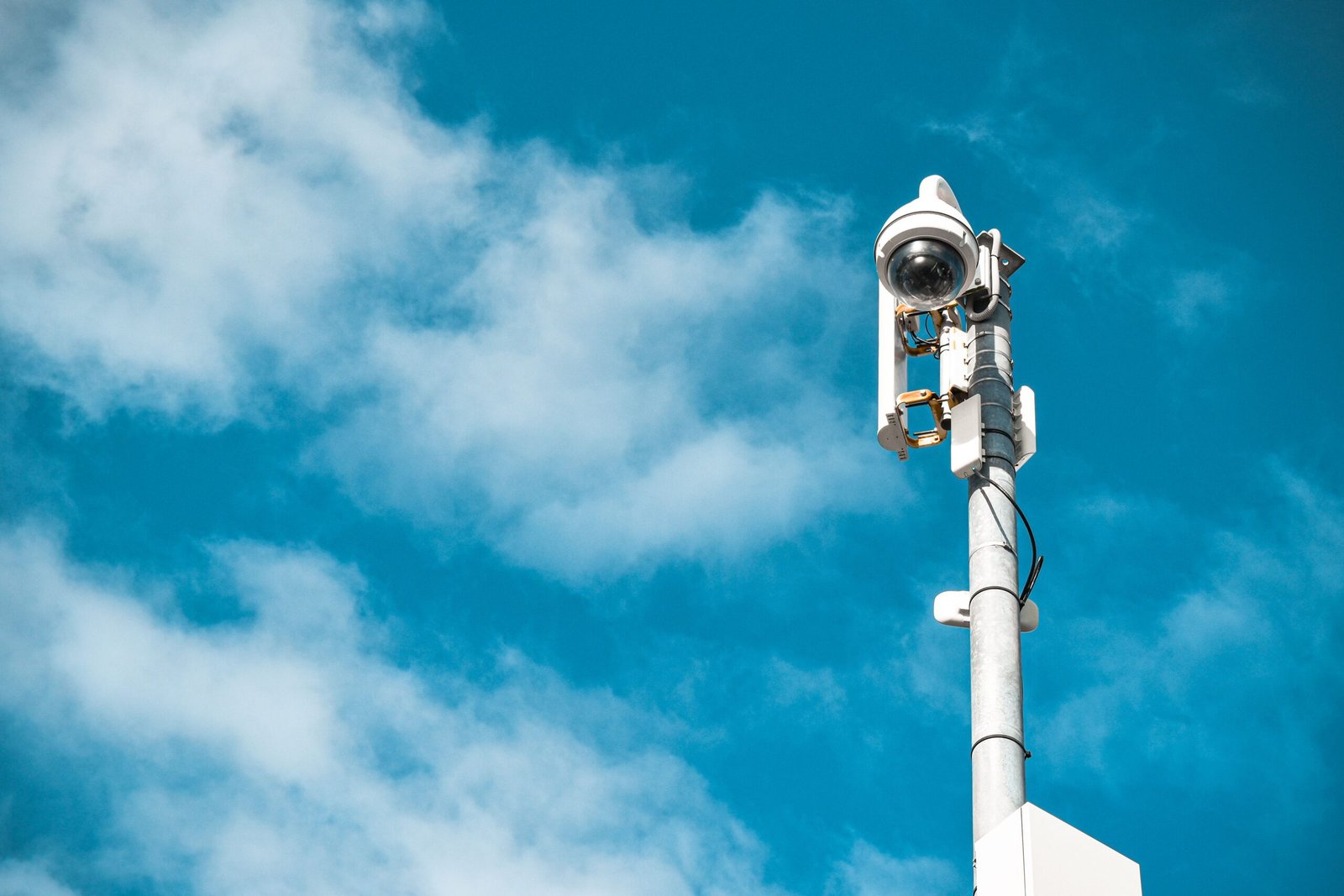 Nova tecnologia transforma câmeras em sensores capazes de distinguir ameaças de movimentos comuns
