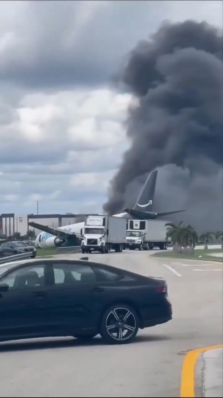 Avião cargueiro da Amazon é consumido pelas chamas após trágico acidente