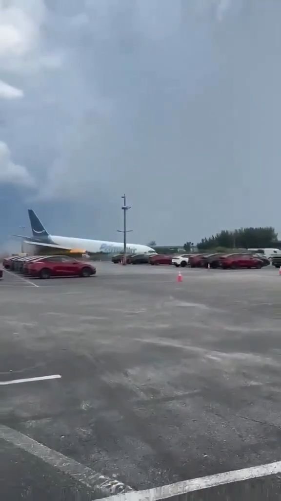 Vídeo registra momento em que Boeing ultrapassa limite da pista em Miami