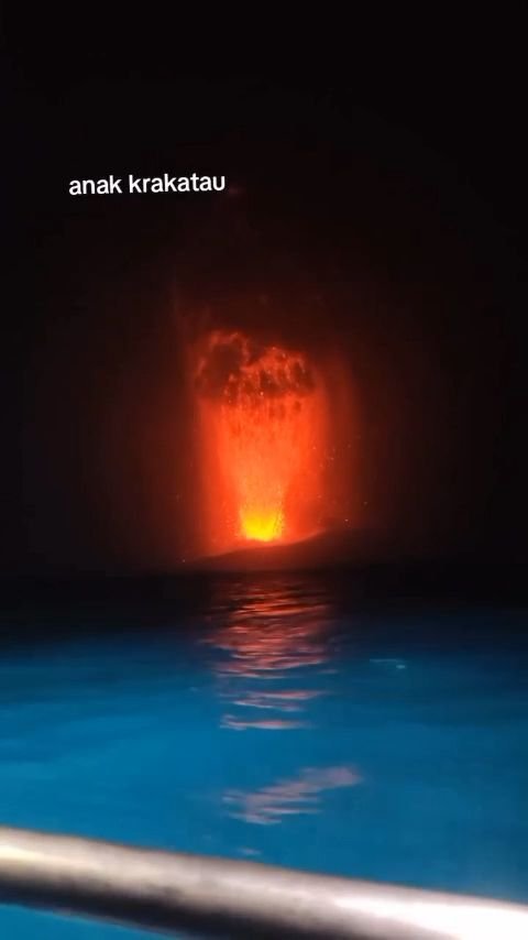 Nova erupção do vulcão Anak Krakatau lança coluna de cinzas e mantém Indonésia em alerta