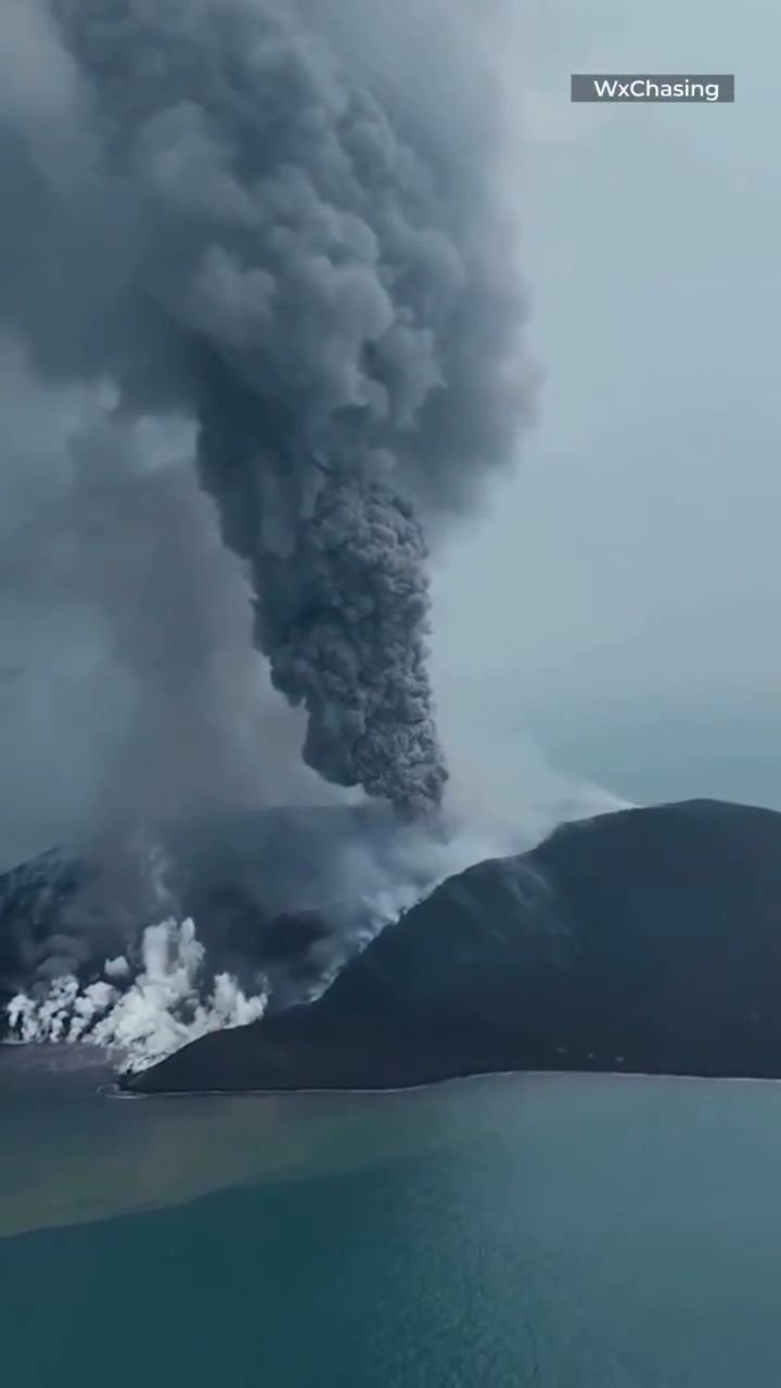 Novo ângulo: Vídeo inédito revela a magnitude da erupção do vulcão Anak Krakatau